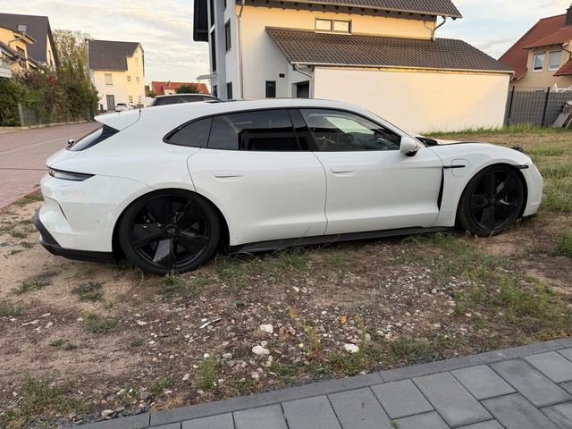 Porsche Taycan Turbo S Sport Turismo – Außenansichten, Bild 2 von 11