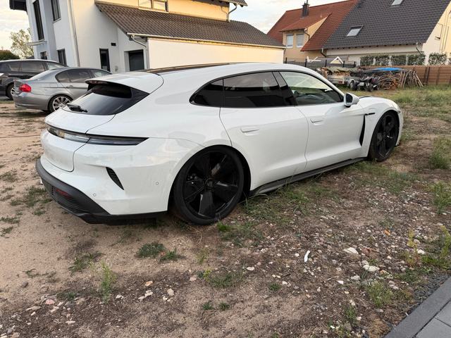 Porsche Taycan Turbo S Sport Turismo – Außenansichten, Bild 3 von 11