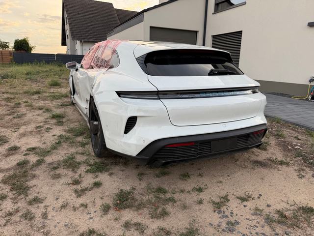 Porsche Taycan Turbo S Sport Turismo – Außenansichten, Bild 7 von 11